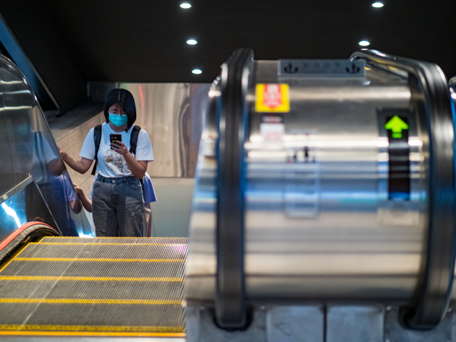 台北市龙山寺捷运站30日传出民眾跌落意外。（图：shutterstock／达志）