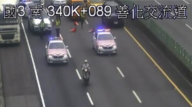 女骑士误闯国道3号拒停，还在台南善化段硬闯警方设置的拦截人墙。（读者提供／张毓翎台南传真）