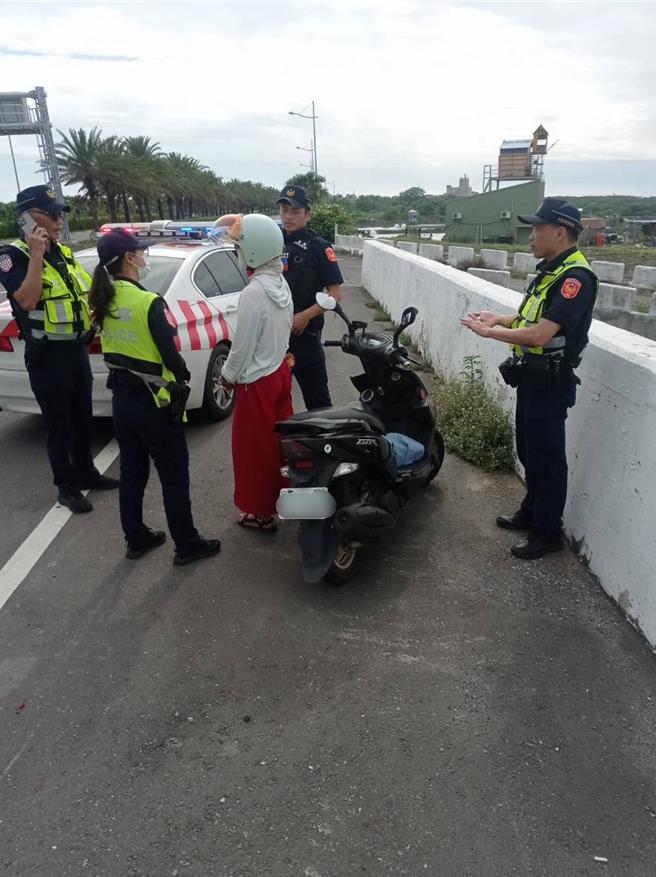 警方除依法举发交通违规外，讯后将女骑士另依涉犯公共危险罪嫌，移请嘉义地检署侦办。（读者提供／张毓翎台南传真）