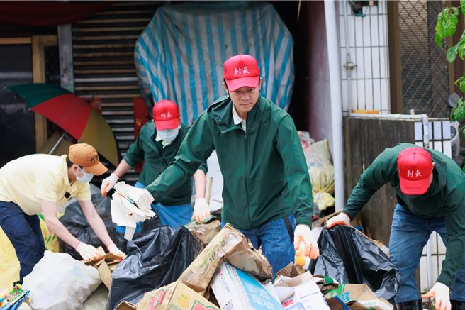 姚元浩替80歲老人清理垃圾，難過到落淚。（圖／好看娛樂提供）