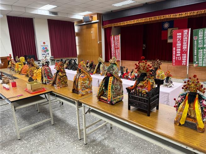 黄姓主嫌同伙年约25岁的许姓、黄姓男子到多处知名庙宇，佯称住家神明要祝寿，迎请庙宇神尊回家供奉，却逾期不还，学甲警方获报追回27尊遭骗走的神像。（读者提供／张毓翎台南传真）