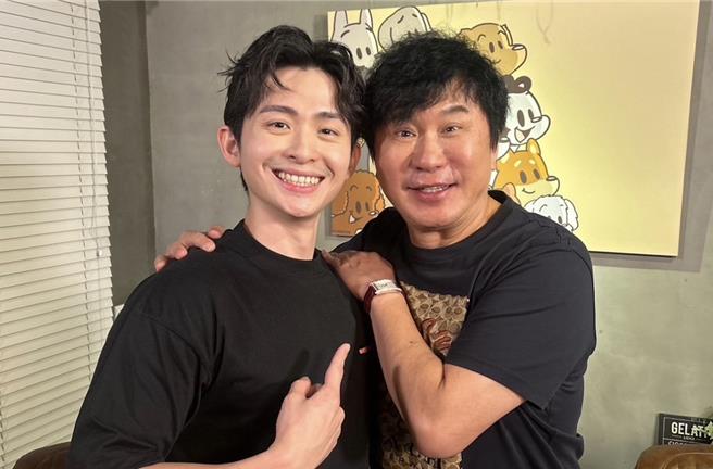 胡瓜（右）邀请博恩上节目。（图／下面一位提供）