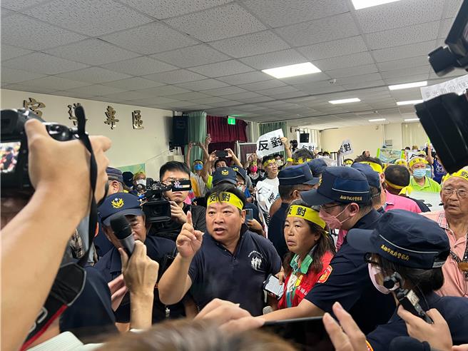 信鼎壹號能源股份有限公司要在旗山馬頭山地區開發55公頃的信鼎壹號光電廠，今日在旗山區公所開第一場說明會，現場100多位居民到場抗議一度爆發衝突，最後不歡而散。(林雅惠攝)