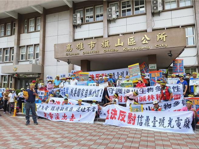 里長劉文寶表示，認為說明會未在10天前公告居民，且市府承諾要獲得里民同意才召開，因此不同意業者說明，居民要求經發局出面說明，因此與官員爆發衝突。(林雅惠攝)