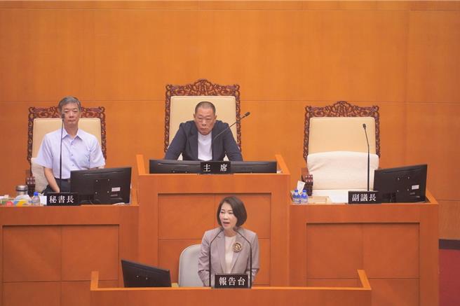 近来屏东县废校议题引发讨论，县长周春米30日在县议会进行专案报告，再次讲解3所废校的原因及未来规画，但从资料上来看，屏东县还有9所国小岌岌可危。（屏县府提供／谢佳潾屏东传真）