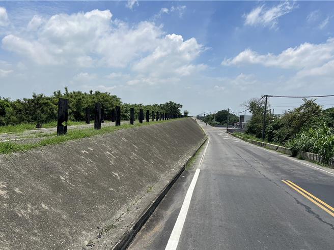 北港溪堤岸道路目前是從山區最快到達北港的道路，也是最快連接台78的平面道路。（周麗蘭攝）