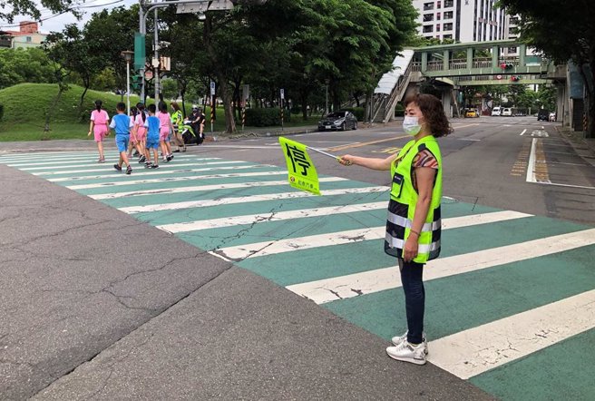 北市为保护学生上下学交通安全，教育局招募家长、社区民眾、社会爱心人士执行导护工作，但台湾进入2025年超高龄化社会，导护志工出现高龄化现象。（示意图/本报资料照片）