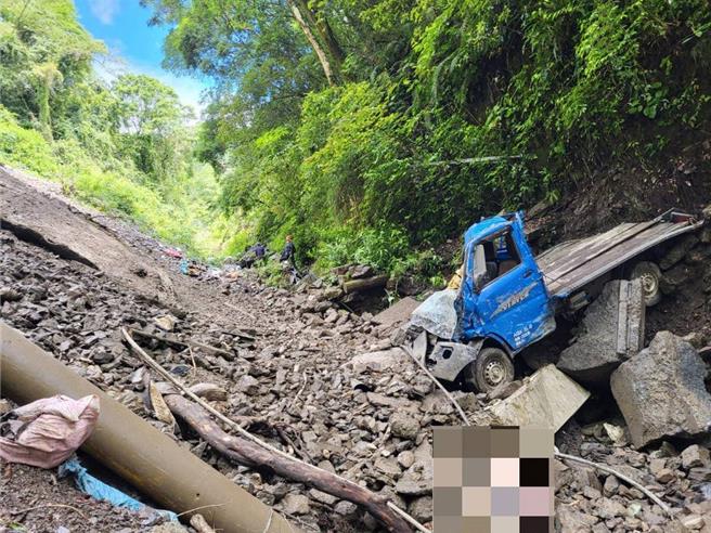 小货车行经仁爱乡松岗产业道路遇道路崩塌掏空，车辆坠落100公尺深山谷，造成1死1伤。（南投县消防局提供／杨静茹南投传真）