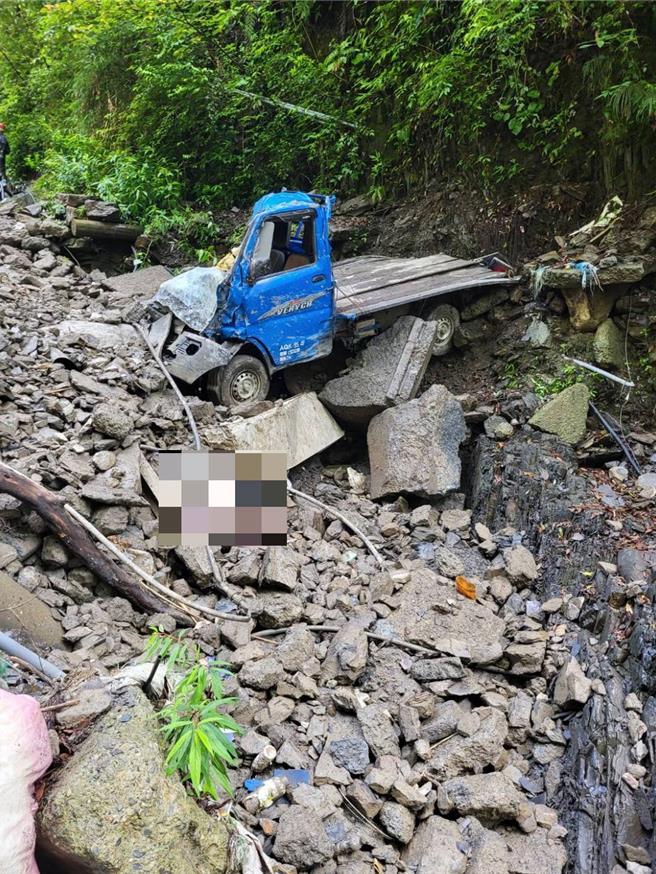 小货车遇道路崩塌掏空，车辆翻落100公尺深山谷，驾驶蔡姓男子惨被土石掩埋身亡。（南投县消防局提供／杨静茹南投传真）