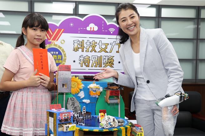 张力云出身弱势家庭，研发「日月潭旅游新3项」游具获索尼创意科学大赏季军 ，也获2024总统教育奖肯定，南投县长许淑华颁发奖学金鼓励。（南投县政府提供／杨静茹南投传真）