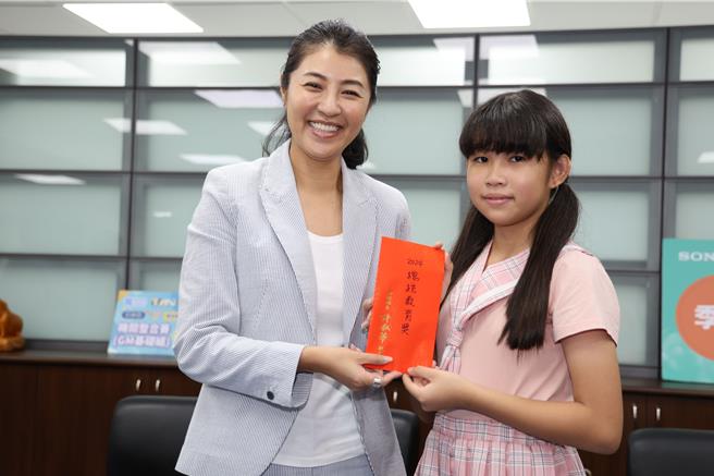 南投县长许淑华颁发奖学金、纪念品鼓励张力云，认为张力云善良勤学，成为照亮别人的小太阳。（南投县政府提供／杨静茹南投传真）