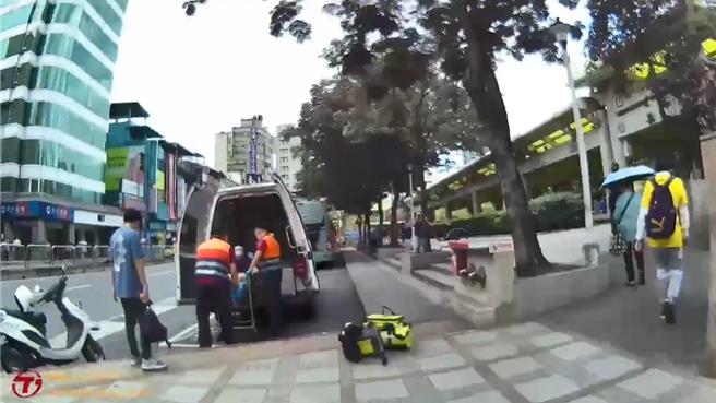 警消將2名傷者送醫。（警方提供）