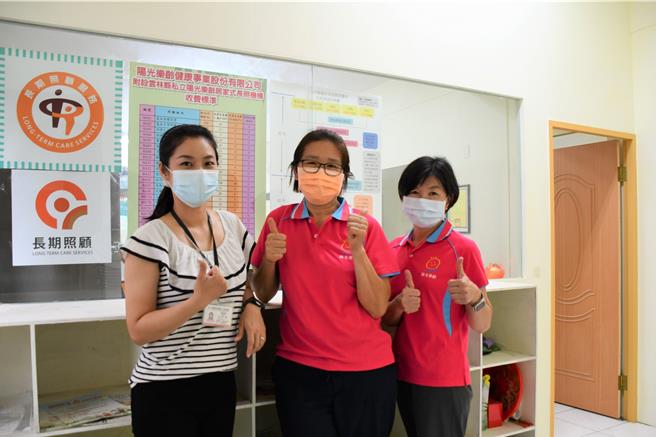 斗六就業中心就服員王亭渝（左）陪伴協助小秋（中）找到居家式長照機構助理會計的工作，右為陽光樂齡居家主任林麗如。（斗六就業中心提供）