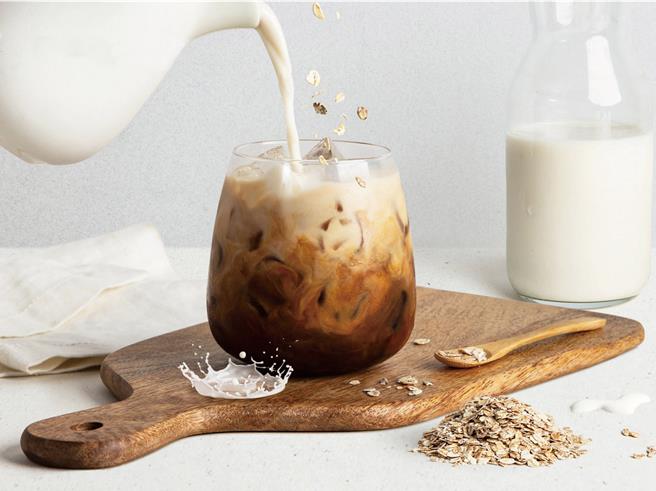 路易莎「燕麦拿铁」滑顺口感带有豆类香气，75元起。（路易莎提供／朱世凯台北传真）