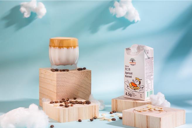 优源好食与GABEE.咖啡店推「杏仁云朵咖啡」，凸显杏仁奶健康轻盈的概念。（优源好食提供／朱世凯台北传真）