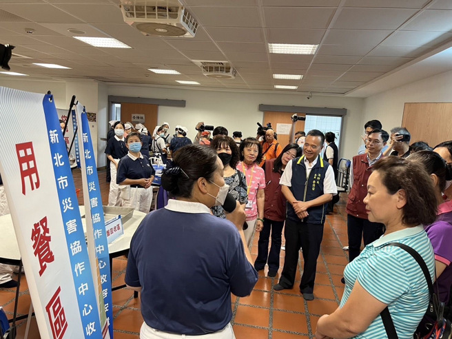 慈济人员解说临时收容中心内部的分工。（翻摄画面）