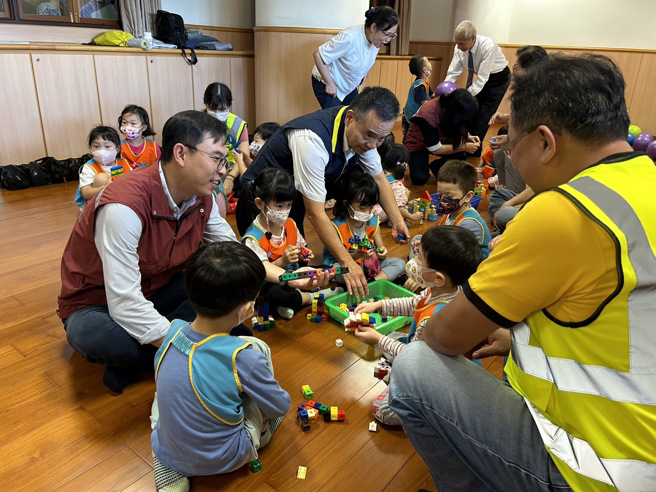 面对临时收容中心，也有专人照顾小朋友。（翻摄画面）