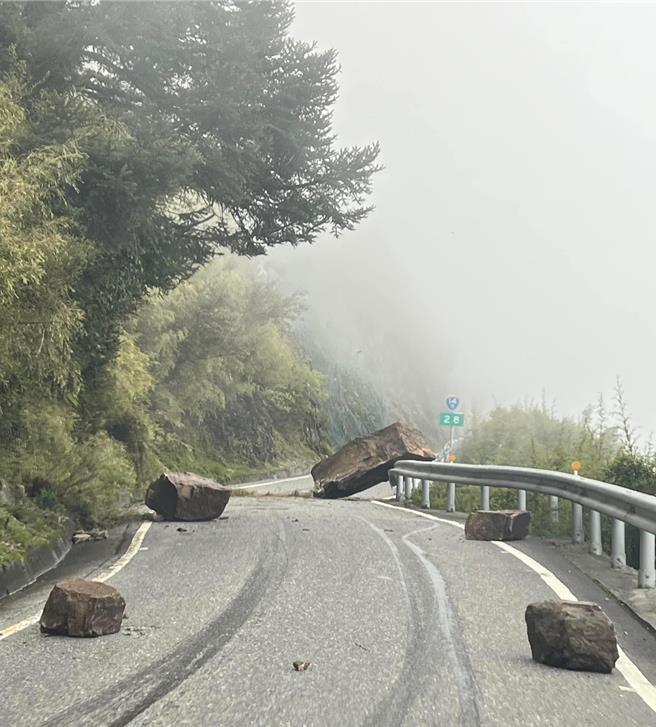台14甲線28K昆陽段30日下午2時許5顆落石阻擋去路，埔里工務段派機具清運，下午3時半恢復通行。（翻攝臉書「中橫路況交通資訊站」／楊靜茹南投傳真）