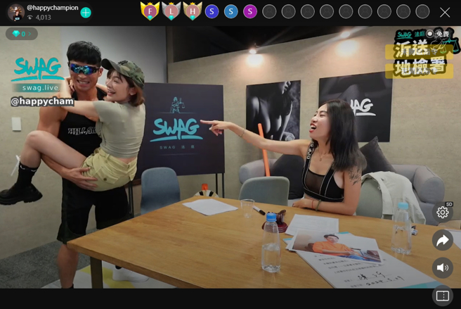 陈沂跟壹柒柒做出「火车便当」的情色动作，让伺服器不堪负荷当机。（图／摘自 SWAG直播）