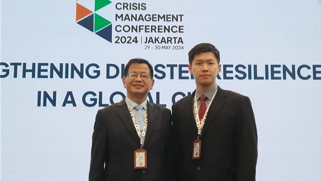 新北市代表消防局副局长陈崇岳（左）及灾防办组员唐浩庭（右）。（新北市消防局提供）