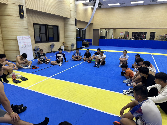 訓練後檢討訓練過程。(照片/玄奘大學提供)