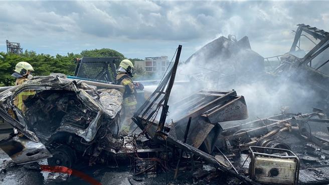 遭撞的工程車冒出熊熊火煙，最後被燒到只剩骨架。（讀者提供／張毓翎台南傳真）