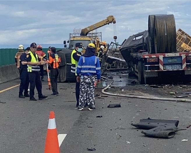 壓路機、小山貓等車輛也被波及撞成一團，現場一片狼藉。（讀者提供／張毓翎台南傳真）