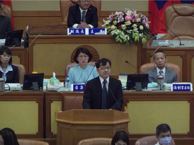 新北市民政局长林耀长（中）在议会答询。（张铠乙摄）
