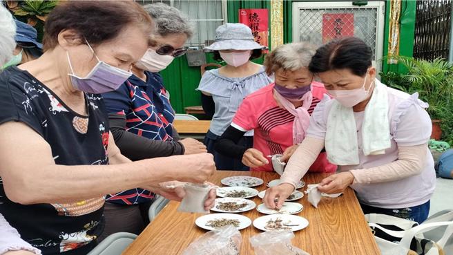 云林县爱无碍协会30日结合古坑社区发展协会等单位，共同举办「手作中药防蚊包」活动，并鼓励大家在住家周边种植中药草，不仅可绿美化环境，还有防蚊功效。（云林县爱无碍协会提供／张朝欣云林传真）