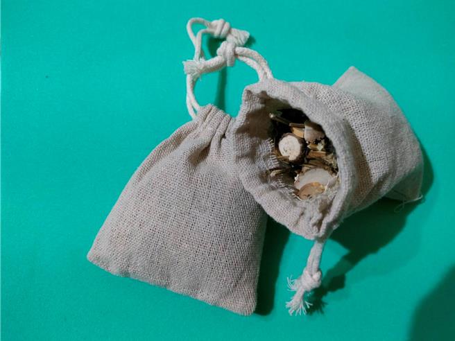 云林县爱无碍协会30日结合古坑社区发展协会等单位，共同举办「手作中药防蚊包」活动，古坑乡是去年登革热重灾区，为防范登革热再度肆虐，特别教作防蚊包减少蚊虫叮咬。（云林县爱无碍协会提供／张朝欣云林传真）