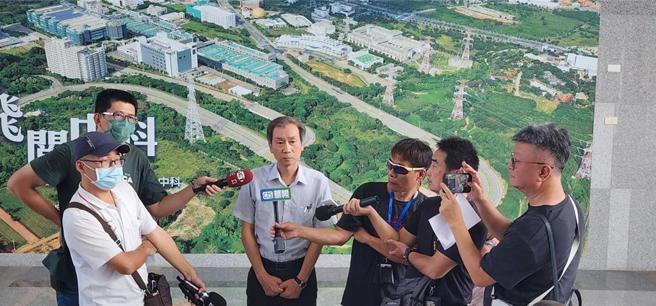 中科管理局副局长许正宗受访时表示，在合法前提下，中科会兼顾所有权人权益及厂商的建厂需求。图／中科提供