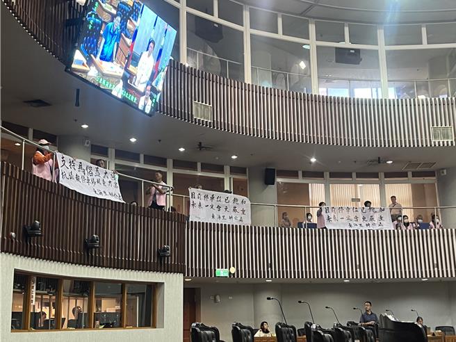 不滿馬偕醫院停車位不足引發周邊停車問題，台東市東海里民今赴台東縣議會舉白布條旁聽。（蔡旻妤攝）