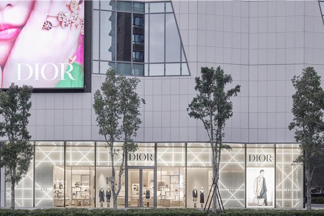 Dior于台北Diamond Towers的店装外观，藤格纹遍布店装外部。（Dior提供／黄唯淯台北传真）