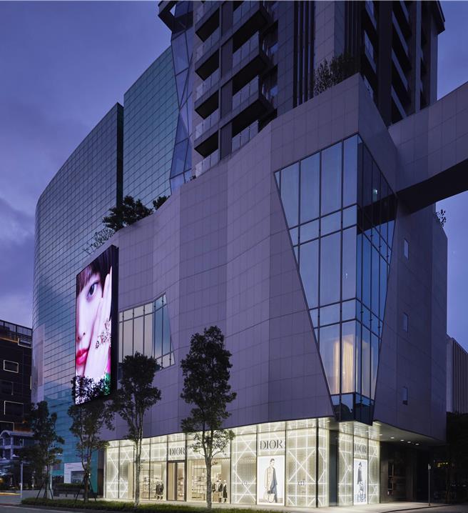 夜色下的Dior专卖店，是近期忠孝復兴商圈的重点明星大店之一。（Dior提供／黄唯淯台北传真）