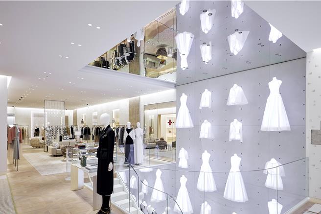 二楼旋转楼梯旁的毛胚布人台，提醒人们Dior最为核心的工艺价值。（Dior提供／黄唯淯台北传真）