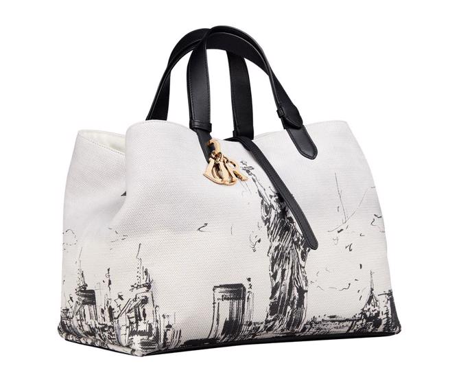 DIOR Toujours白色帆布与黑色自由女神像印花大型提包，售价14万元。（Dior提供／黄唯淯台北传真）