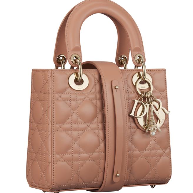 DIOR Lady Dior My ABCDior粉色藤格纹小羊皮小型提包，巴黎铁塔吊饰相当吸睛，售价20万元。（Dior提供／黄唯淯台北传真）