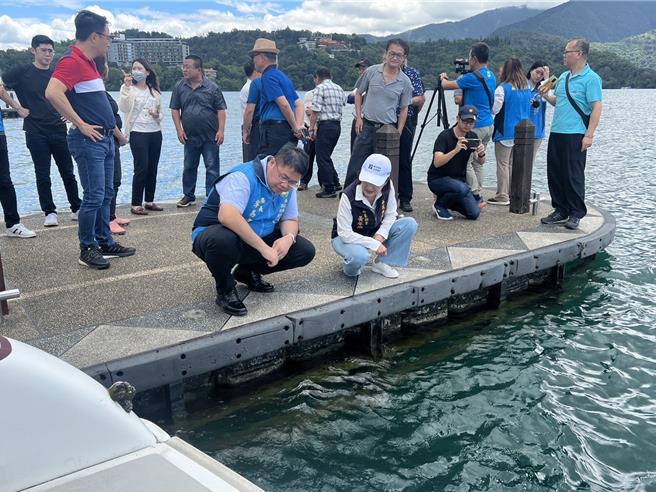 南投縣環保局補助日月潭2艘遊艇加裝濾煙器，加裝濾煙器的遊艇沒有排黑煙，確實有效減碳。（南投縣政府提供／楊靜茹南投傳真）