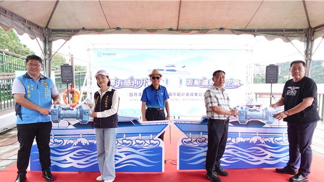 環保局長李易書（左）30日公布柴油船加裝濾煙器計畫成果，指濾煙器確實有效減碳，若測試沒問題將擴大推動。（南投縣政府提供／楊靜茹南投傳真）