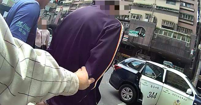 21岁施姓男车手拿取后当场人赃俱获。（翻摄画面）