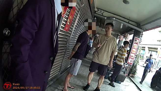 21岁丘姓男车手前来取款时，遭埋伏警力当场逮捕。（翻摄画面）