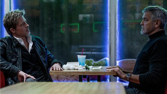 布莱德彼特（左）与乔治克隆尼携手合作新片《恶狼特工》。（图／索尼影业提供）