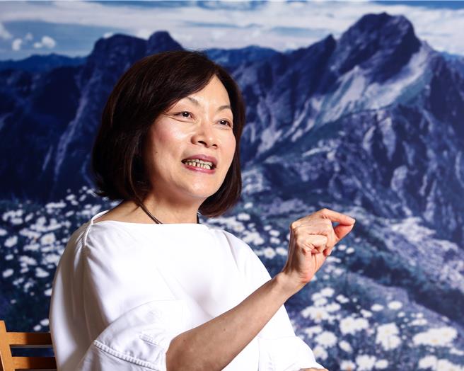 劳动部部长何佩珊30日接受本报专访时表示，总统在就职典礼所称的「只要政府在，劳保绝对不会倒」就是拨补的意思，也是总统的指示，且针对劳保老年给付平均仅有1万8000余元，「总统也觉得领太少」。（邓博仁摄）