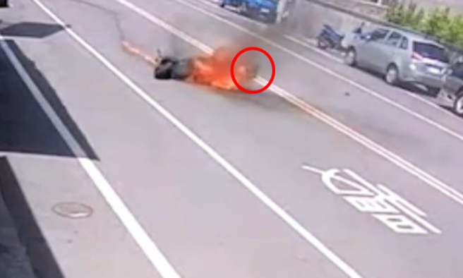 屏東市今日下午發生一起車禍，機車滑行後燒成火團。（圖／屏東小鎮資訊粉絲提供）