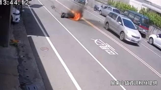 屏东市30日下午发生一起惊悚车祸，林姓男子骑机车载爱犬法斗行经公裕街时，突遭后方来车追撞，机车在翻转数圈后起火，并波及法斗全身是伤。（屏东小镇资讯提供／谢佳潾屏东传真）
