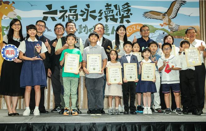 庄福文教基金会董事长赖振融（后中）与参加中文组比赛得奖同学来宾合影。（粘耿豪摄）