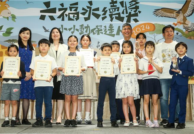 六福旅游集团董事长庄丰如（左4）与参加英文组比赛得奖同学来宾合影。（粘耿豪摄）