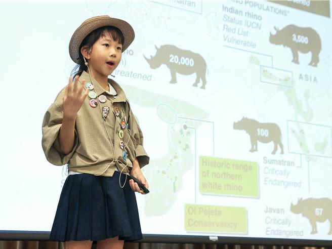 获得英文组冠军的敦化国小林昱晴同学，以犀牛保育为题做英语演说。（粘耿豪摄）