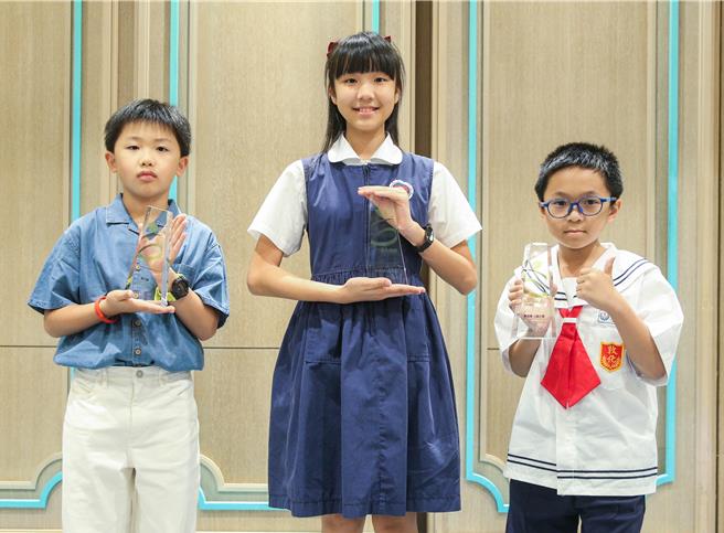 六福永续奖颁奖典礼，图为获得国小中文组冠军的黄允桧（左起）、林以婕、黄奂博。（粘耿豪摄）