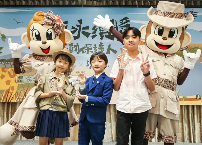 六福永续奖颁奖典礼，图为获得国小英文组冠军的林昱晴（前左起）、杨若翰 、王佑旭与吉祥物哈比哈妮合影。（粘耿豪摄）
